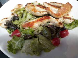 Backhendlsalat mit gegrilltem statt gebackenen Huhn - solide und erfrischend - Zuckergoscherl - Wien