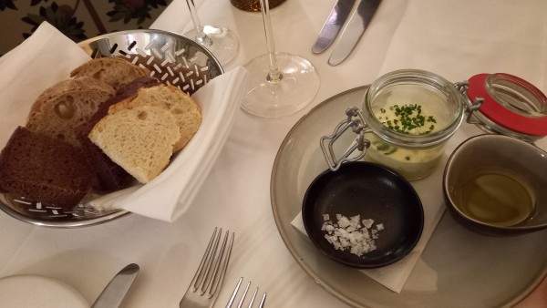 Gedeck (Öl. Flockensalz. Eiaufstrich. 3erlei Brot) - Hansen - Wien