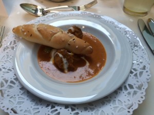 Altwiener Schmankerlreise: Kalbsgulasch mit Salzstangerl - Restaurant Stefanie - Wien