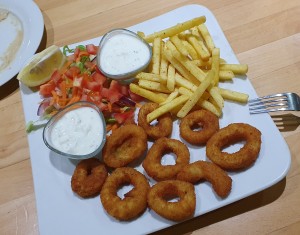 Calamari fritti mit Pommes und &quot;Tzatziki&quot;