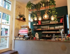 Die Schank mit der Faema, links geht's raus in den Garten, drinnen 20 ... - Hildebrandt Cafe - Wien