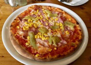 Pizza Provinciale (Speck, Mais, Pfefferoni), nicht die einfallsreichste Variante dieser Pizza