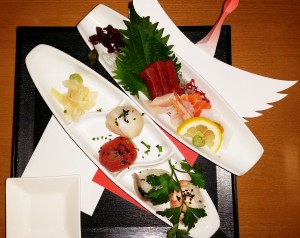 Auswahl verschiedener Sashimi
Kugelförmige Sushi
