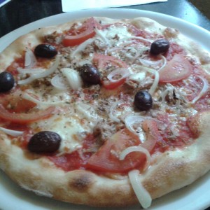 Mini Pizza mit Thunfisch, Zwiebel, Oliven und Tomatenscheiben - Eckhaus - Graz
