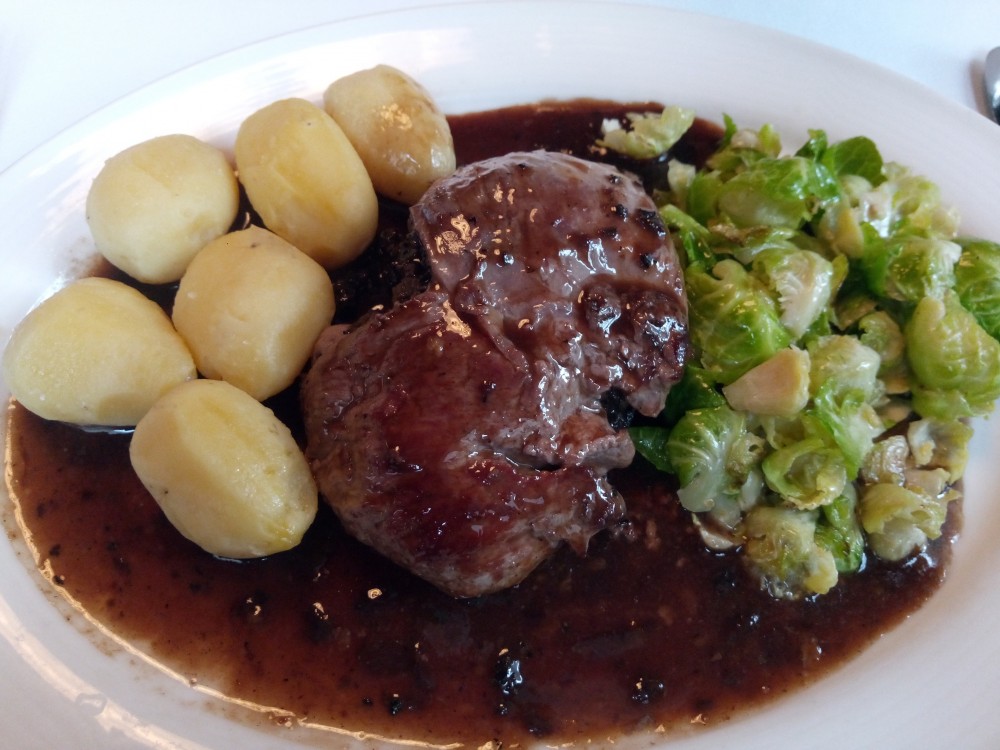Gefülltes Schnitzel vom Hirschkalb mit Rosenkohlblättern und ...