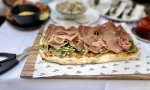 „Pinsa“, quasi italienisches „Flatbread“, mit Prosciutto, Melanzani und ... - Bar Campari - Wien