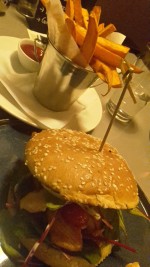 Pulled Lachs Burger mit Süßkartoffelspalten - Das Kolin - Wien
