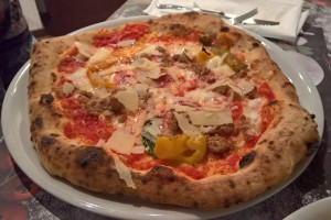 Pizza Vesuviana, mit Paradeissauce, gegrilltem Paprika, Salsiccia, Basilikum, Fiordilatte ...