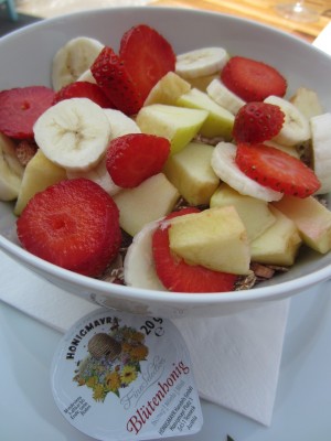 Müsli mit frischen Früchten - macht angeblich sehr vital - nelke - café am markt - Wien