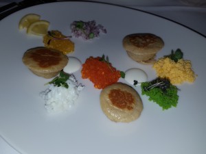 Kaviar Variation mit Blinis und Zutaten