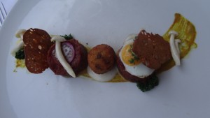 Beef Tartar mit Parmesan-Creme-Brulée, Enoki, Petersilie und Arancini 