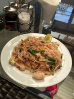 Phad Thai OHNE Erdnüsse :)
im Hintergrund die Saucen bzw der Zucker - Jun Thai Grill Imbiss - Wien