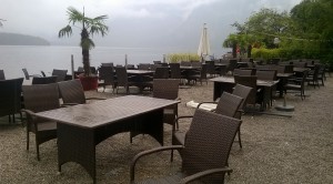 Die vollkommen verwaiste Terrasse am Sonntag den 2.8.2015, es regnet :-) - Seehotel Grüner Baum - Hallstatt