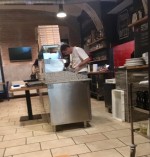 Pizzaiolo am Werk - Pizzeria Trattoria Angolo N 22 - Wien