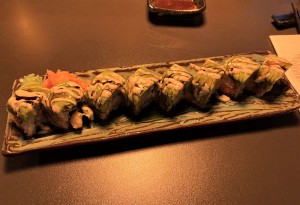 Dragon Roll (Avocado, Tempura Garnele, Tobiko, Trüffelmayo, Unagi Sauce)