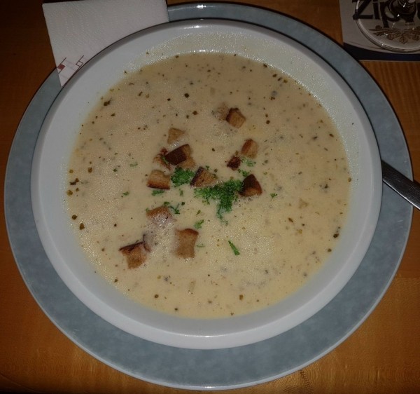 Erdäpfelsuppe mit Schwarzbrotwürfel - Mariandl´s Einkehr - Thalgau