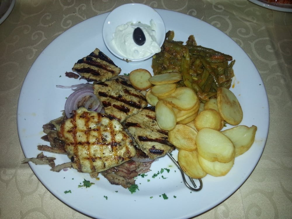 Kretaplatte (Hühnerfilet, Souvlaki vom Schwein, Gyros und Tsatziki) - Ambrosia - Wien