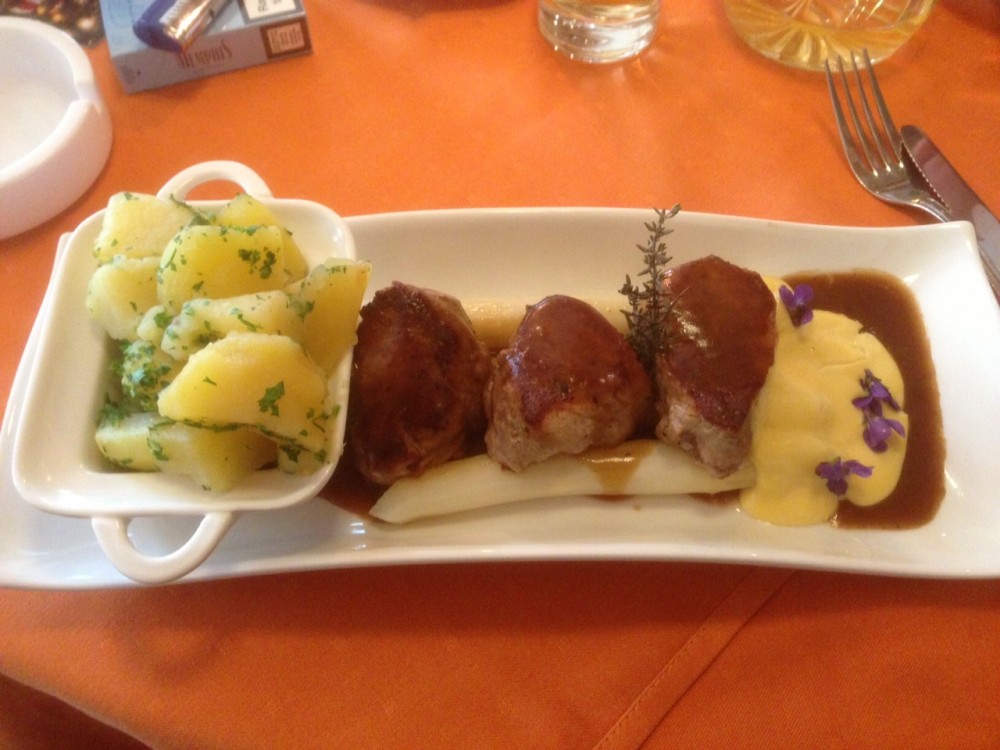 Schweinefilet in Burgundersauce mit weißem Spargel und Petersilienkartoffel - Restaurant Bedernik - Achau