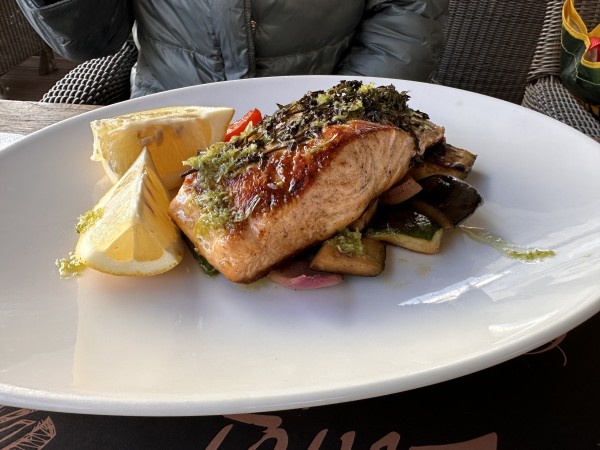 Gebratener Lachs auf gegrilltem Gemüse, sehr gut - Ristorante Luigi - Wiener Neustadt