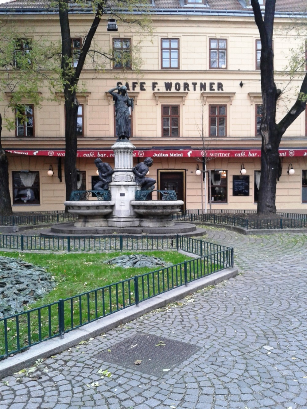 Blick auf das Lokal mit dem Engelsbrunnen davor - Café Wortner - Wien