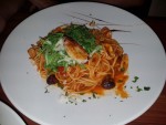 Pasta Siciliana (Oliven, Kapern, Kalmar, Rucola in würziger Tomatensauce) - Casa Mia - Wien