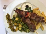 Souvlaki vom Lamm & Pommes frites/Tzatziki/Karotten-Zucchini-Erbsengemüse - Orpheus - Wien