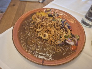 Zwiebelrostbraten mit Röstgemüse & Braterdäpfel	€ 22,90 - Gasthof Keller - Gumpoldskirchen