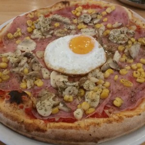 Pizza Alla Toscana mit Mais und Spiegelei extra