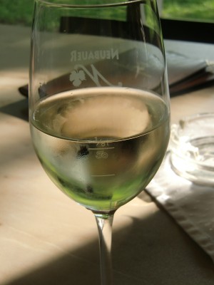 Ein Achterl Sauvignon Blanc - Weingut Buschenschank Neubauer - Spielfeld