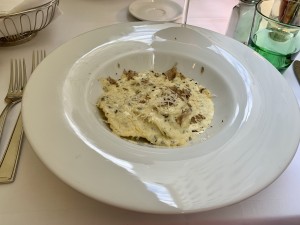 Getrüffelte Ravioli in Käsesauce, zum Niederknien - mangia e ridi - Wien