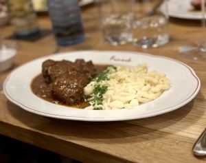 Rindergulasch mit Spätzle, sehr gut, mehr Saft und weniger Fleisch wäre besser gewesen, etwas ...