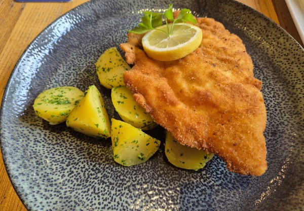 Haginvelt Cordon bleu gefüllt mit Zwiebel,Käse,Schinken,Pfefferoni)  13,60 - Haginvelt - Hainfeld