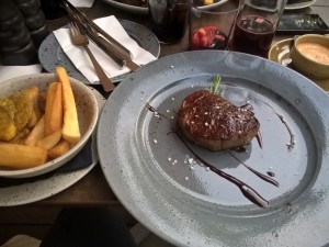 BIFE DE LOMO 220g: Filetsteak (Argentinien) mit Yucas fritas und Patacones (frittierten Kochbananen)