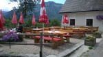 Die Terrasse in seiner vollen Größe, drei kleine, zwei mittlere und hinten ... - Almgasthaus Rehberg - Lunz am See