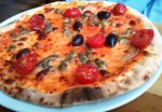Pizza Taormina mit Kapern, Oliven und Cocktailtomaten - I Carusi - Wien