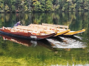 Die Plätten werden eingefahren - Fischerhütte am Toplitzsee - Gößl