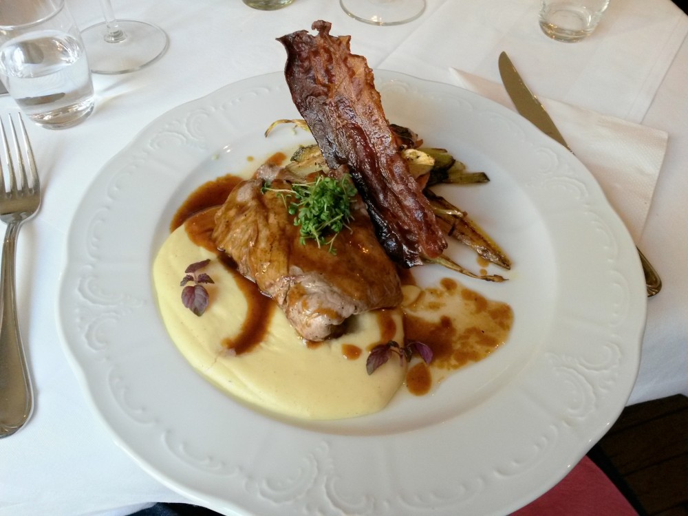 Paillard vom steir. Jungstier mit Hollunder Glace, Erdäpfelpüree & Gemüse ... - Laufke - Graz