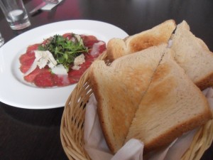 Carpaccio mit Trüffel und kaltem Toast