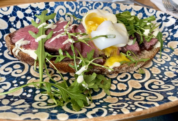 Steak-Brot mit Zwiebelmarmelade und weichem Ei - Sperling im Augarten - Wien