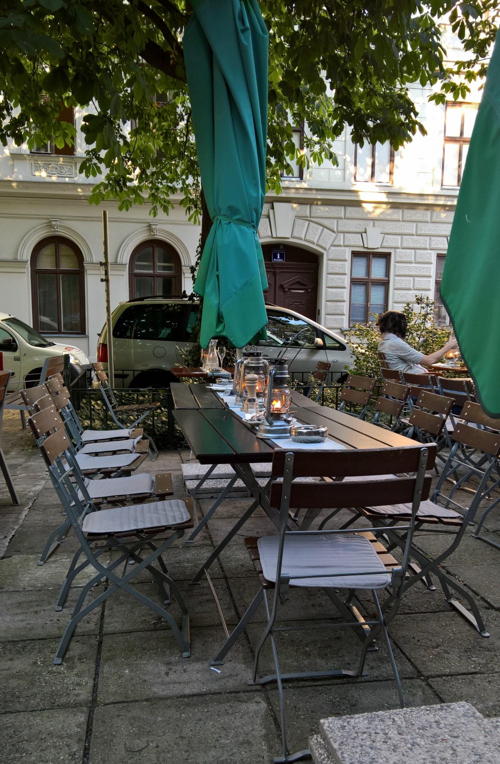 Im Gastgarten am Bennoplatz, ruhig ist es da..... - Prinz Ferdinand - Wien