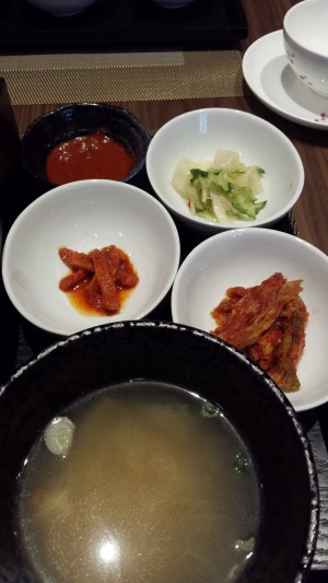 Beilage und Suppe zum Bibimbap - YORI Korean Dining - Wien