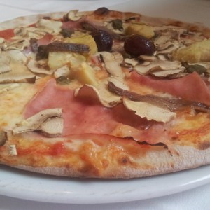 Pizza Quattrostagioni (lecker!). - Isola Bella - Bregenz