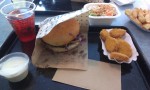 Cheese-Burger Menu mit Kirsch-Soda Saft, Nuggets, Swing-Mayo, Coleslaw und ... - Swing Kitchen - Graz