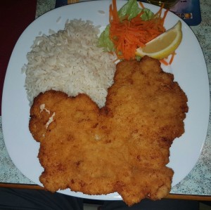 Wiener Schnitzel gebacken vom Schwein mit Reis