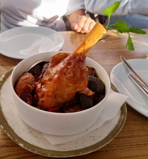 Lamm Eintopf - Zarte Lammstelze mit flachen grünen Bohnen und Erbsen in Tomatensauce 16,90