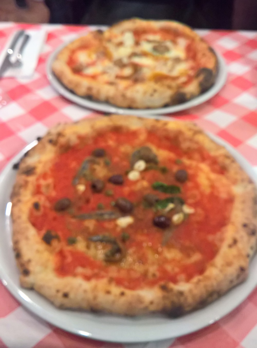 Siciliana und Saporita, das Bild leider unscharf, die beiden Pizzen aber ... - Pizzeria la Spiga - Wien