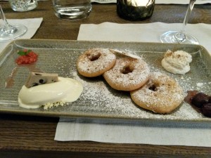 Gebackene Apfelradln mit Vanille-Zimtschaum - Landhaus-Keller - Graz