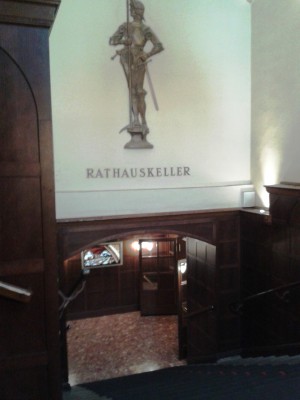 Rathauskeller - Abgang zum Lokal - Wiener Rathauskeller - Wien