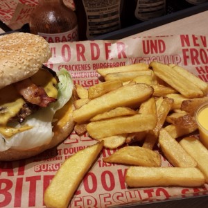 BCB-Burger mit Cheese Fries - Burgerista - Wien