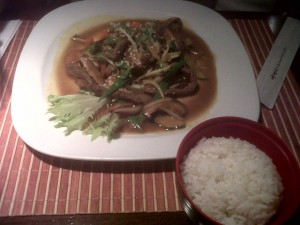 Gebratenes Rindfleisch mit Gemüse, Chili und Lemongras (scharf) mit Reis - Wasabi - Wien